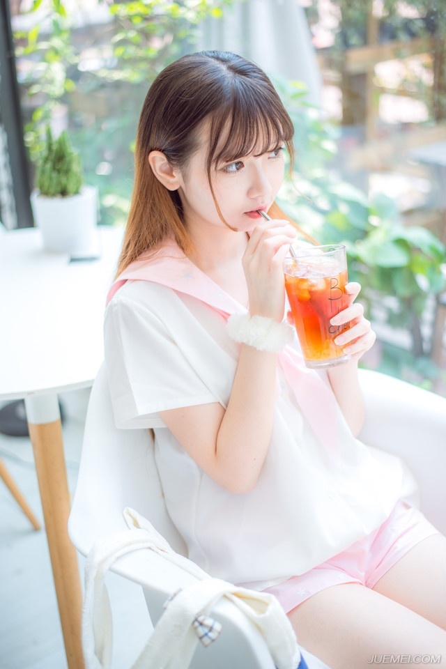 “主公……”黄权站出来一步，面色有些复杂的摇了摇头。